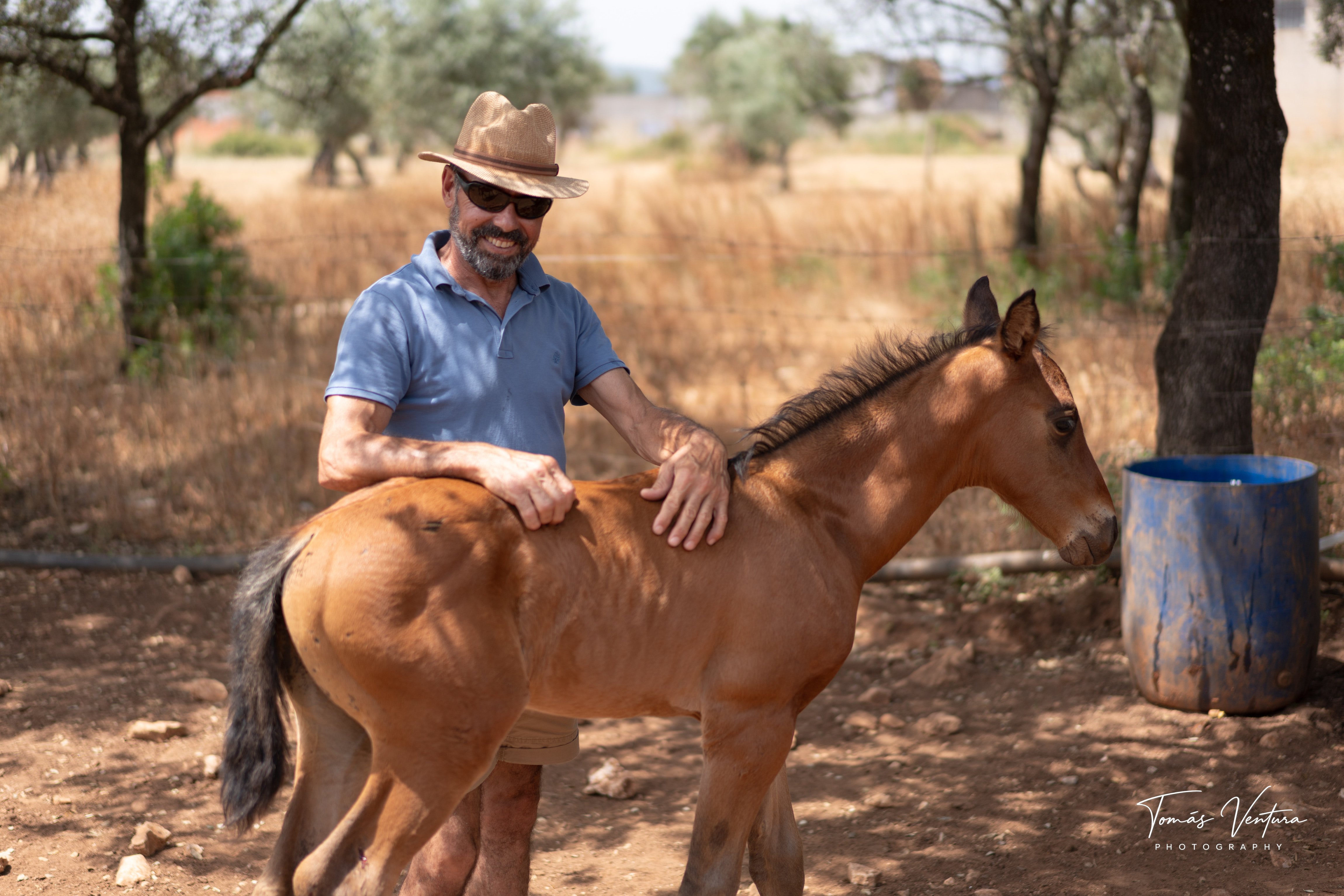 Jorge Ventura pousa as mãos sobre Xizel no campo.